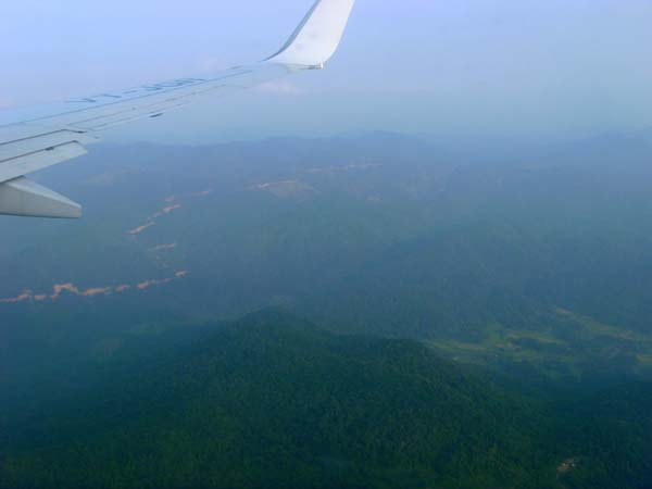beim Landeanflug auf Guwahati kann man bereits die Bergstraße aus dem Tal von Assam hinauf nach Meghalaya (Wolkenland) ausmachen