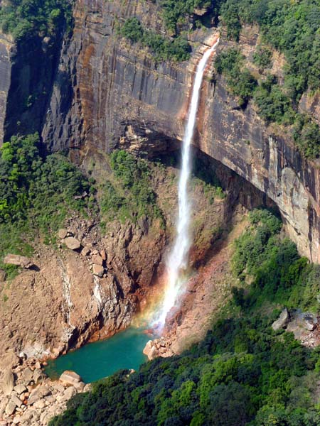 ... den an die 80 m hohen Nohkalikai Wasserfall