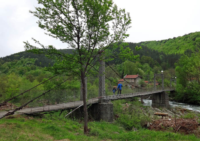 am Nordabhang des zentralen Balkan: Hängebrücke bei Cherni osam