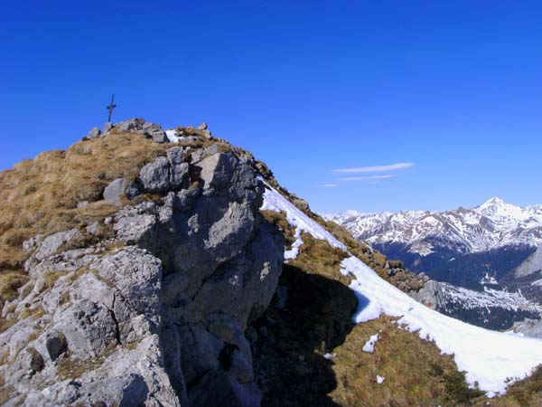kurz vor dem Gipfelkreuz; rechts hinten der Hochspitz (Karnischer Hauptkamm)