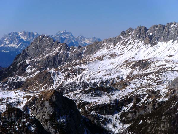 im W das Plateau der Laghi d’Olbe vor der Cresta Righile und dem Monte del Ferro (links)