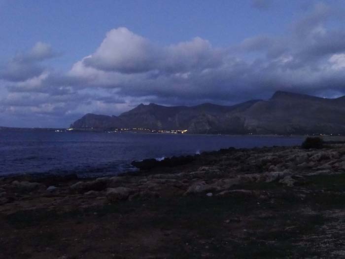 den Parkplatz erreichen wir bei Einbruch der Dunkelheit; Blick über die Bucht auf die Lichter des Camp El Bahira