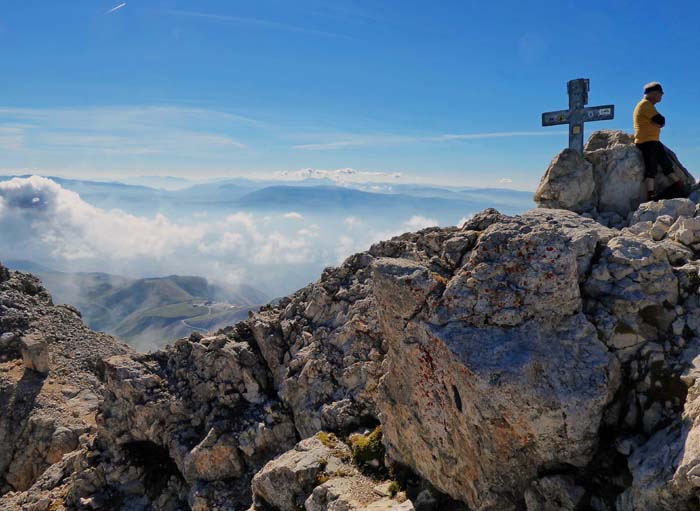 ... direkt zum Kreuz auf der Vetta Occidentale, 2912 m, dem Hauptgipfel des Corno Grande