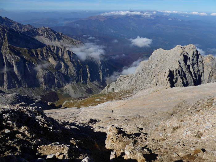Blick beim Abstieg gegen NW ins Val Maone; über die Schutthänge führt der Normalweg herauf, darüber Corno Piccolo