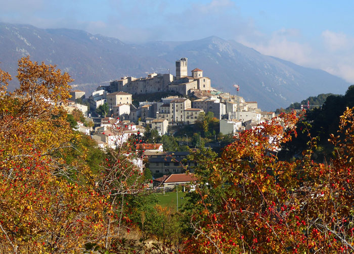 an den Südabhängen des Campo Imperatore liegen etliche malerische Bergdörfer, wie beispielsweise Castel del Monte