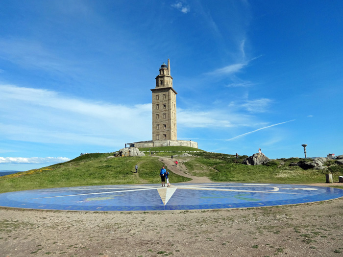 ein Wahrzeichen von A Coruña - der Herkulesturm, 110 n. Chr. von den Römern erbaut, der älteste noch in Betrieb befindliche Leuchtturm Europas