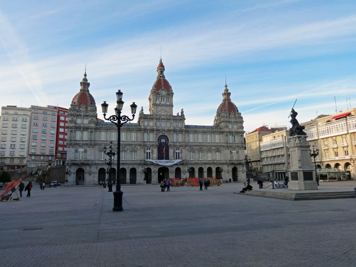 Zentrum der Altstadt: die Plaza María Pita, im Andenken an die Fleischhauersgattin und Stadtheldin, die 1589 die Einnahme der Stadt durch den englischen Freibeuter Sir Francis Drake vereitelte