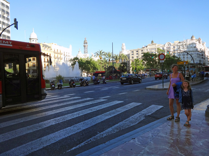 Valencia ist die drittgrößte Stadt Spaniens; die Mädels schlendern über die Plaza del Ayuntamiento