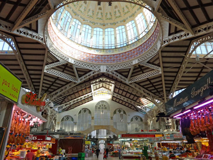 ... und baulicher Überraschungen, wie etwa dem Mercado Central im Jugendstil, einer der größten und schönsten Markthallen Europas