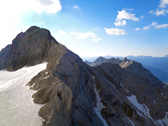 der Ausblick von der Bergstation am Hunerkogel gegen SO: links der Koppenkarstein, welchen man auf Klettersteigen überschreiten kann (Irg-2, C/D, 350 m und Westgrat, B/C, 250 m); über den weiten Bogen rechts der Ramsauer Klettersteig (B/C, 4 km), auf dem fünf Gipfel überschritten werden