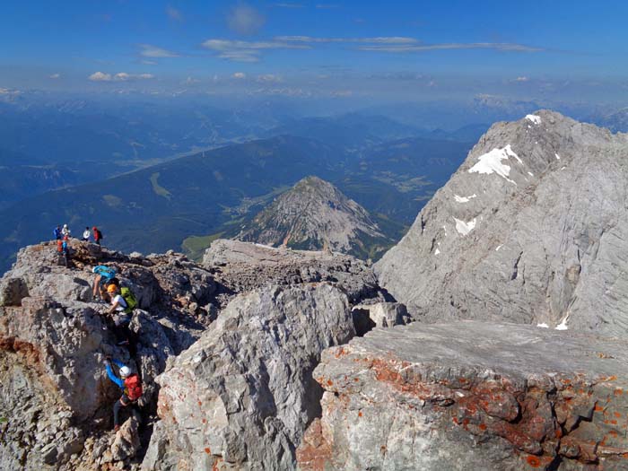 die Bergsteiger am Westgrat kommen von der Adamekhütte; in der Tiefe der Rötelstein (s. Archiv)