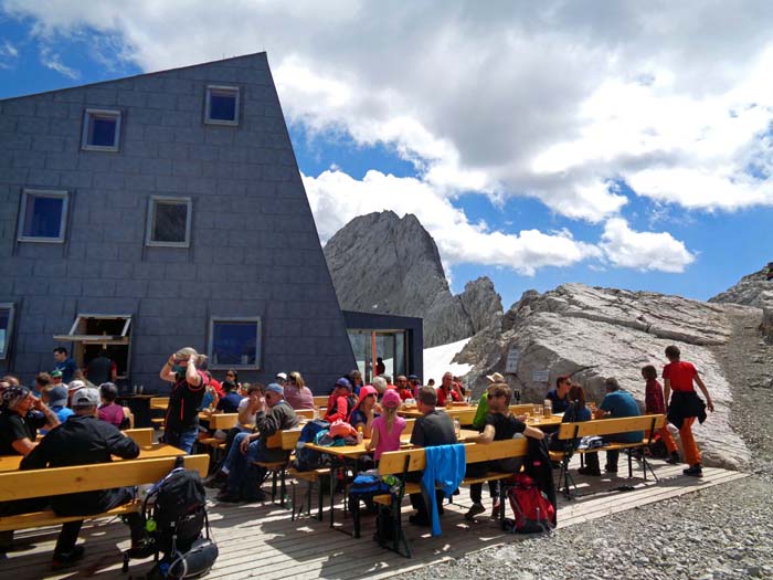 viel Betrieb auf der Seethaler Hütte, kein Wunder - neben den Gletscherwanderern von der Bergstation kommen auch viele Begeher der begehrten Klettersteigkombination „Anna & Johann“ (D, 300 + 600 Hm) hier vorbei, ...