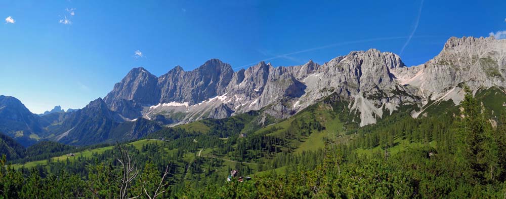 ... kann man sich in 45 Minuten ab Talstation den wohl schönsten Anblick der Dachstein-Südwände erwandern: vom bloß 1725 m hohen Brandriedel