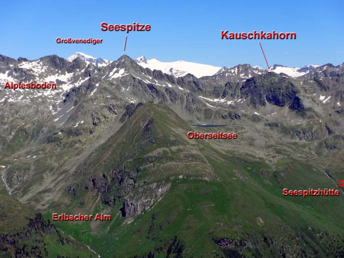 im NO der Ostteil des Panargenkammes in der ersten Reihe, dahinter das hohe Gletscherdach des Großvenedigers