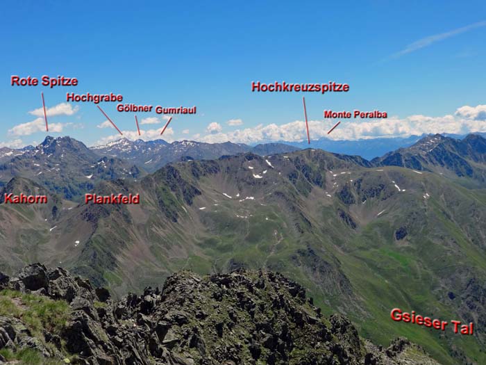 im SO die zentralen Villgratner Berge, sogar vereinzelte Gipfel hinter dem Karnischen Hauptkamm sind auszumachen