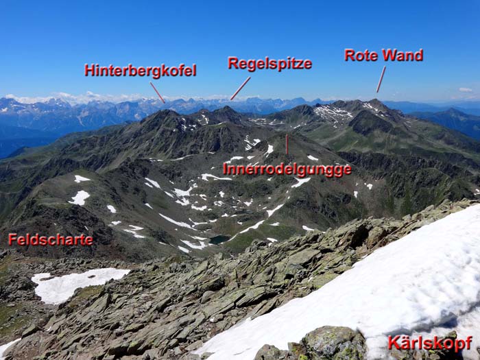 im SW der lange Auslauf der Villgratner Berge zum südtiroler Pustertal - in der kalten Jahreszeit ein Paradies für Schitourengeher (s. die Links ganz unten)