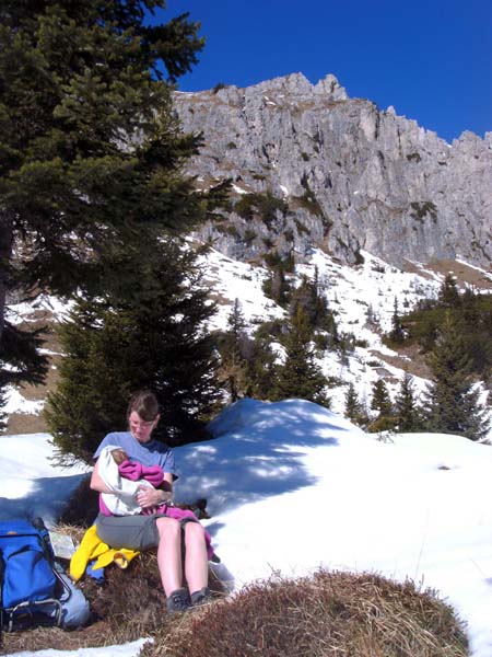 Ronjas Stillplatz kurz vor der Abzweigung des Steiges zum Monte del Ferro; hier oben gibt’s doch noch jede Menge Schnee, was zu Mittag beim Abstieg an den steilen Südhängen kritisch werden könnte