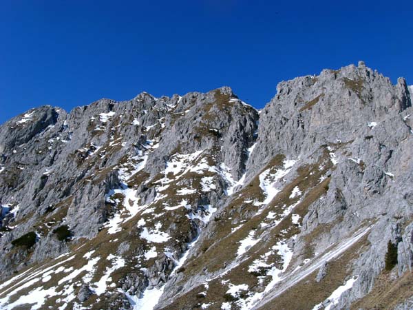 über teils noch schneebedeckte Steilhänge steigen wir auf die große Südschulter des Ferro; der Steig zum Hauptgipfel führt durch die Schlucht mit aufgeweichtem Schnee, ...