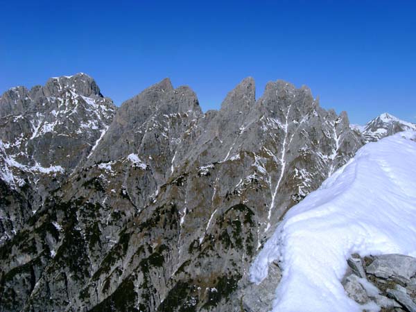 im NW der Namensgeber der Gruppe, der Monte Rinaldo (links) mit seinen Campanili; der höchste und markanteste dieser Türme ist der Campanile Luisa