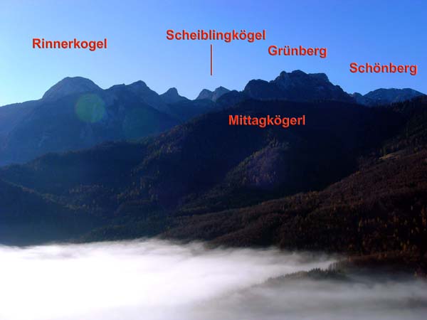 im Süden das selten besuchte Gipfelgewirr des westl. Toten Gebirges; Schneeabenteurer werden im Archiv Schitouren unter Grünberg - Rinnerkogel fündig!