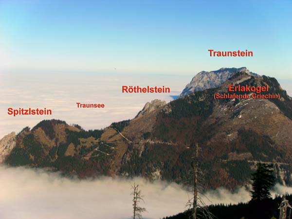 im N entwächst der Traunstein mit seinen Trabanten dem Wolkenmeer des Alpenvorlandes