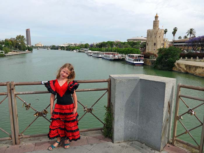 Ronja im Flamencokleid auf der Telmobrücke von Sevilla