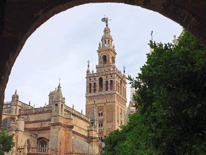 La Giralda, der Glockenturm der Kathedrale von Sevilla, ist nach der bronzenen Wetterfahnenstatue an der Spitze benannt 