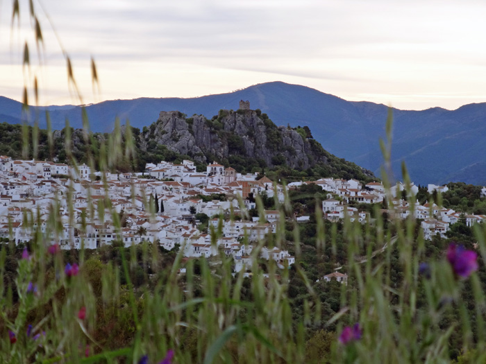 die Pueblos blancos sind nach maurischer Tradition weiß getüncht; hier der Ort Gaucín, auf 600 m Höhe in der Sierra del Hacho gelegen
