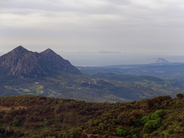 von den Höhen der Serrania de Ronda reicht der Blick nach Süden bis zum Felsen von Gibraltar und nach Marokko