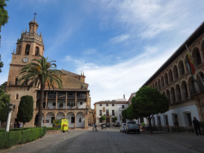 die Plaza Duquesa de Parcent im alten Stadtteil von Ronda, rechts das Rathaus mit seiner zweistöckigen Bogenfassade