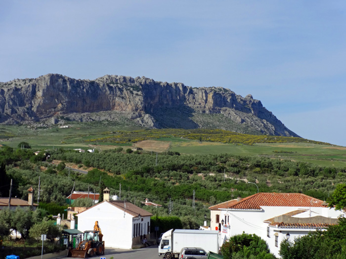 die Felsbastion von El Torcal von SO; die Ruta Amarilla führt übers Gipfelplateau