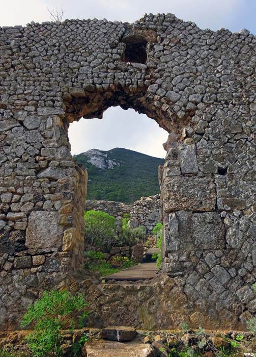 die frühesten Bauwerke waren vorchristliche militärische Überwachungsposten, die nach dem Sieg über die Karthager errichtet wurden