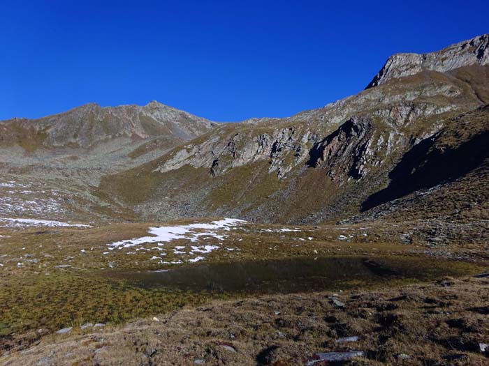 ... in einen weiten Kessel zwischen den Südgraten von Hainzenspitze und Kesselpater (rechts) ... in einen weiten Kessel zwischen den Südgraten von Hainzenspitze und Kesselpater (rechts)