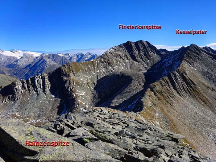 auf der Hainzenspitze beginnt die Umrundung des langgezogenen Finsterkars; bald nach der Satteltiefe, im unteren Teil des Kesselpater-Westgrats, ... auf der Hainzenspitze beginnt die Umrundung des langgezogenen Finsterkars; bald nach der Satteltiefe, im unteren Teil des Kesselpater-Westgrats, ...