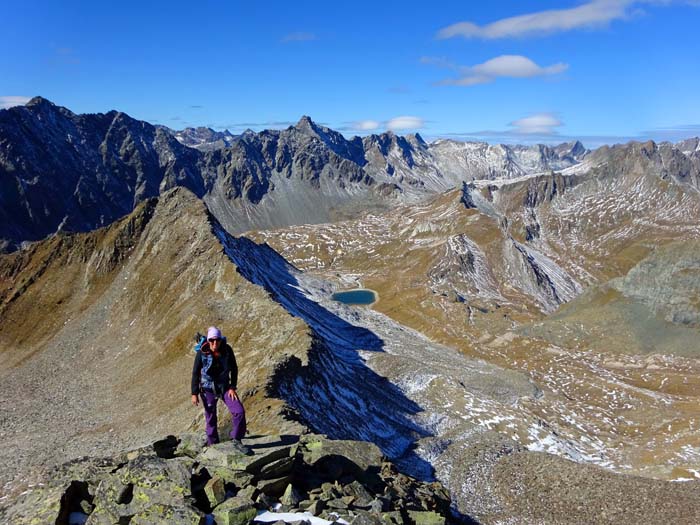 hinter der Panargenscharte (genau überm Hainzenspitz) tauchen schon die Rieserferner auf hinter der Panargenscharte (genau überm Hainzenspitz) tauchen schon die Rieserferner auf