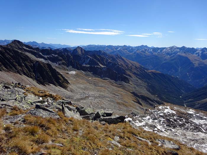 ... erkennt man im Südosten hinter den Villgratnern gerade noch die höchsten Gipfel des Karnischen Hauptkamms ... erkennt man im Südosten hinter den Villgratnern gerade noch die höchsten Gipfel des Karnischen Hauptkamms