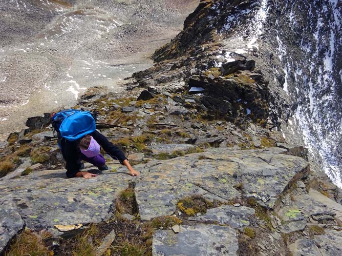 die Schlüsselstelle am Ausstieg zum Gipfelgrat: glatte Platte mit eher kleinen Haltepunkten die Schlüsselstelle am Ausstieg zum Gipfelgrat: glatte Platte mit eher kleinen Haltepunkten