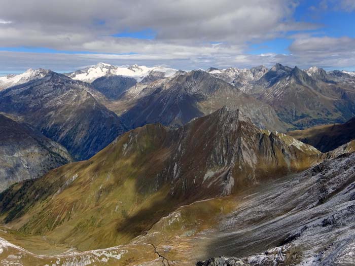 im Nordosten die Kriselachspitze überm Kleinbachtal und das Venediger-Gletscherdach im Nordosten die Kriselachspitze überm Kleinbachtal und das Venediger-Gletscherdach