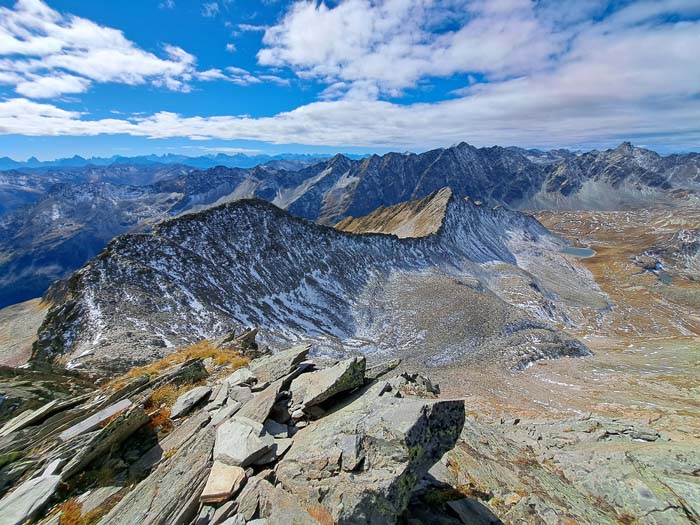 Rückblick auf den bisherigen Gratverlauf; mittlerweile sind auch die Dolomiten aufgetaucht Rückblick auf den bisherigen Gratverlauf; mittlerweile sind auch die Dolomiten aufgetaucht