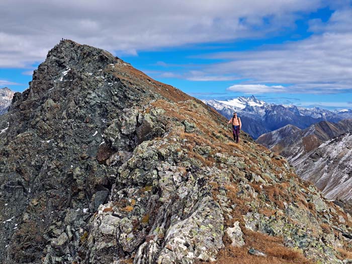 schnell steht man dann am Gipfelgrat der Gösleswand; wir laufen zuerst zum niedrigeren SW-Gipfel, hinter Erich wieder der Glockner schnell steht man dann am Gipfelgrat der Gösleswand; wir laufen zuerst zum niedrigeren SW-Gipfel, hinter Erich wieder der Glockner