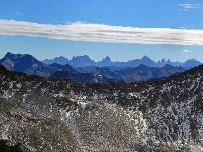 beim Übergang zum Hauptgipfel schenken uns ein paar Höhenmeter mehr den ungehinderten Blick über die Satteltiefe vom Beginn unserer Überschreitung auf die Sextener Dolomiten beim Übergang zum Hauptgipfel schenken uns ein paar Höhenmeter mehr den ungehinderten Blick über die Satteltiefe vom Beginn unserer Überschreitung auf die Sextener Dolomiten