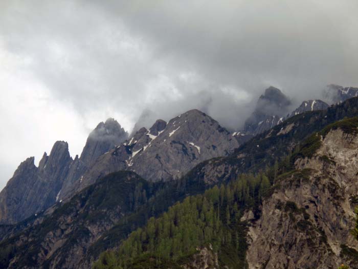 die Gamsalplspitze als verwunschenes Felsenschloss in Bildmitte von Westen (vom Aufstieg zum Feierabendbühel/Feuer am Bichl)