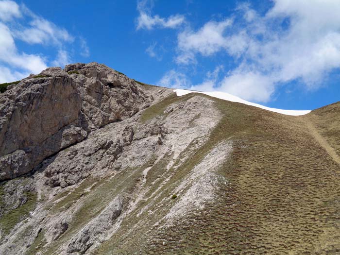 Blick vom kleinen Sporngipfel auf die Wiese zur Gamsalplscharte, 2300 m; links der Gipfel