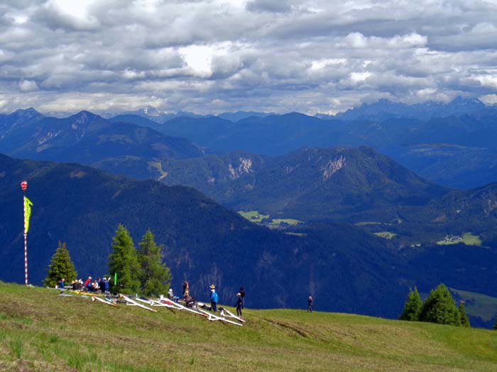 der Dolzer-Südsporn ist ein beliebtes Revier für Modellflieger; bei klarem Wetter reicht der Blick bis zu den Julischen Alpen