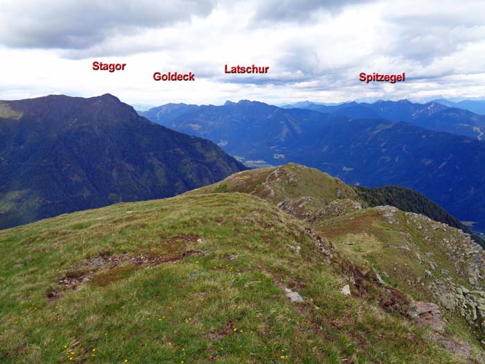 Gipfelblick vom Gaugen über den SO-Kamm auf die östlichen Gailtaler Alpen