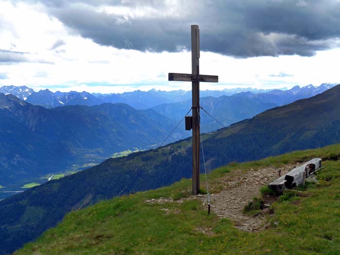 Gipfelblick vom Dolzer gegen WSW, rechts die Lienzer Dolomiten, ganz hinten Karnischer Hauptkamm und Sextener Dolomiten
