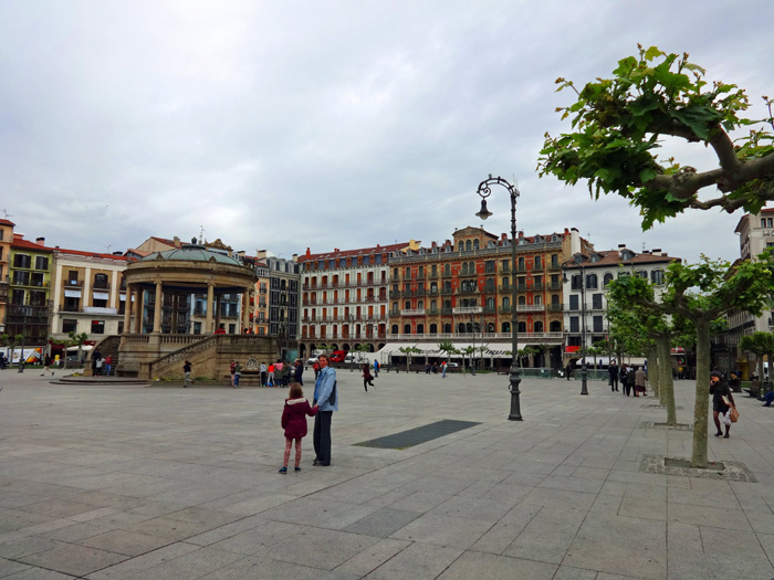 die alte Festungsstadt Pamplona ist bekannt für ihren alljährlichen Stierlauf im Juli; hier die Plaza de Castillo