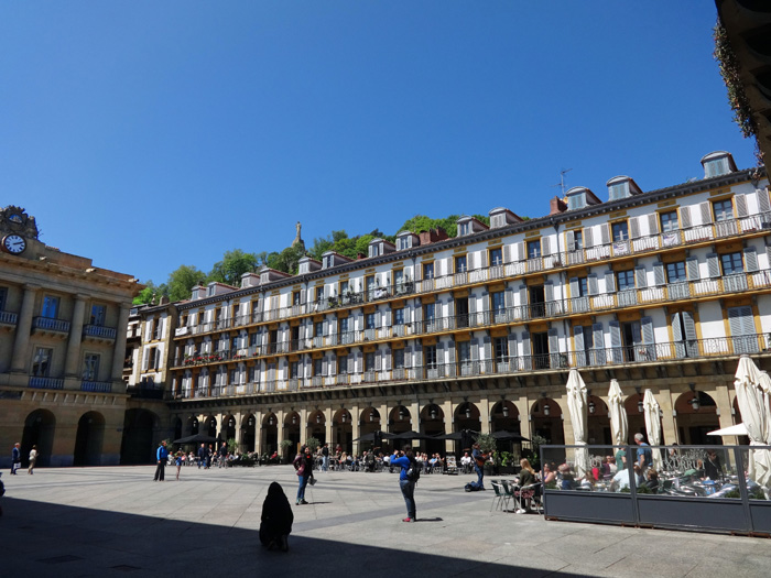im Zentrum der Altstadt: die Plaza Constitución