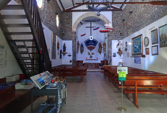 das Innere der Kirche ist stark von der Seefahrt geprägt