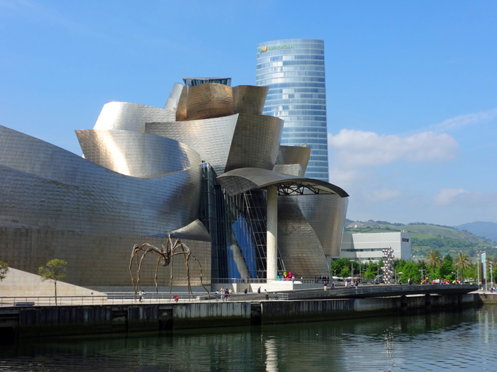 das Museo ist (neben dem riesigen Konzerthaus in Form eines Schiffs) der kulturelle Höhepunkt von Bilbao und Teil der umfassenden Stadterneuerung nach Plänen von Norman Foster; noch geballtere futuristische Bauexperimente kann man in Spanien in Valencia erleben